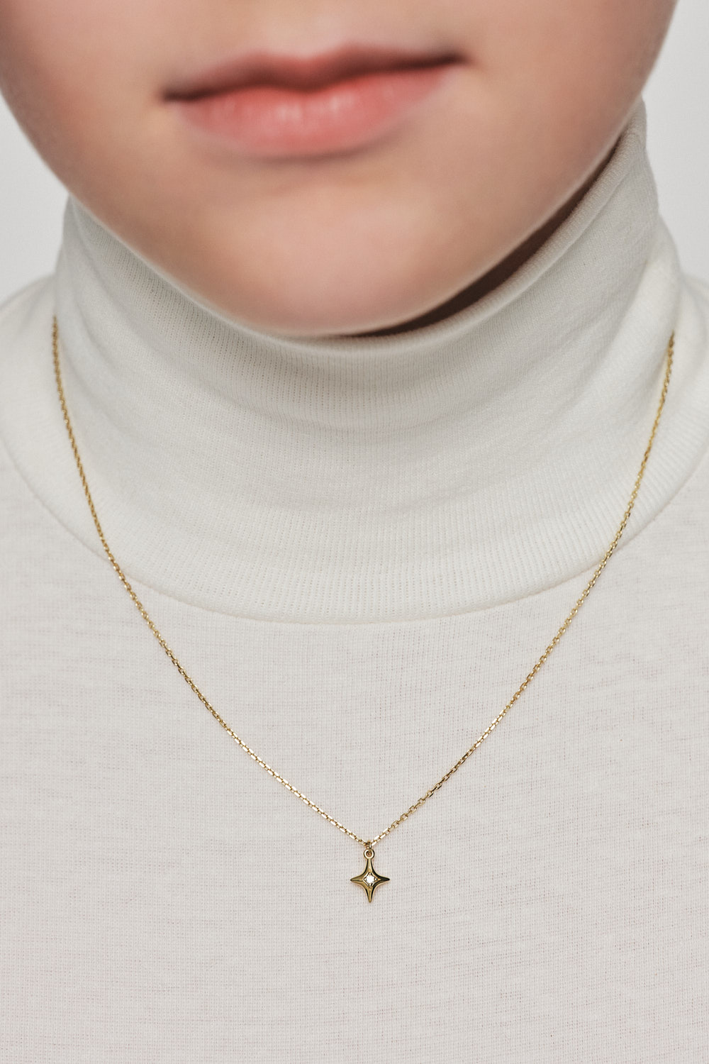 Custom Necklaces Mini Star Pendant, diamonds, yellow gold for a luxurious style