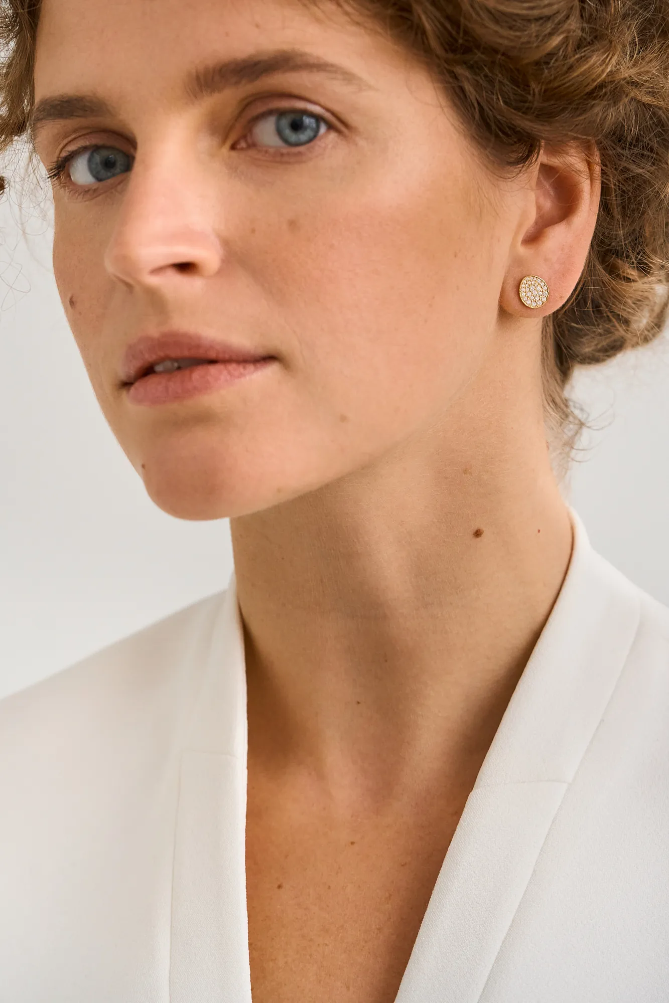 Earrings Flat Earrings, diamonds, yellow gold with timeless design by Guzema