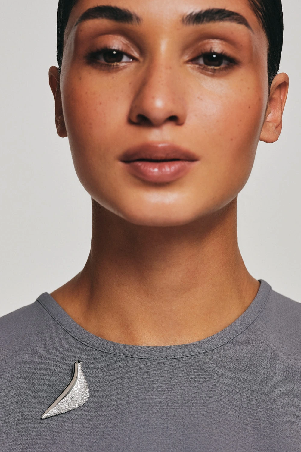 Brooches Bird Girl Brooch, diamonds, white gold for personalized elegance