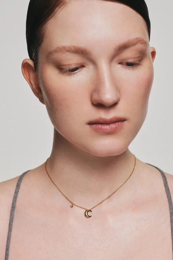 Custom Necklaces Moon Pendant, yellow gold for a luxurious style